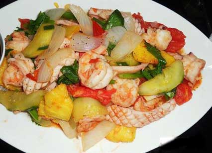 Stir-fried Squid with Vegetables and Pineapple
